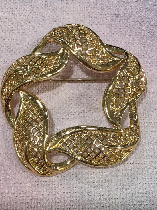 VintageMarked "K" Gold-Tone Woven Ribbon Circle Brooch - Picture 1 of 4